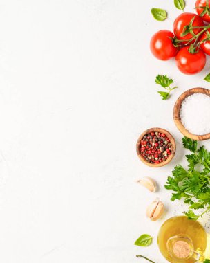 Beyazların yemek geçmişi. Baharatlar, bitkiler ve zeytinyağı şişeli sebzeler. Sağlıklı yemek pişirmek için gerekli malzemeler.