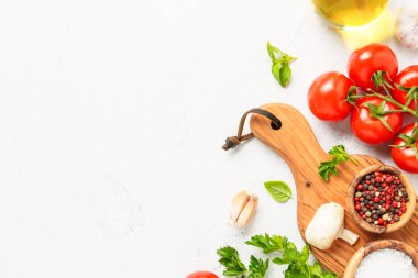 Beyazların yemek geçmişi. Baharatlar, bitkiler ve zeytinyağı şişeli sebzeler. Sağlıklı yemek pişirmek için gerekli malzemeler.