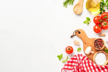 Baharatlar, otlar ve sebzeler ve beyaz mutfak masasında zeytin yağı. Kopyalama alanı olan düz resim.