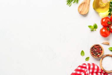 Baharatlar, otlar ve sebzeler ve beyaz mutfak masasında zeytin yağı. Kopyalama alanı olan düz resim.