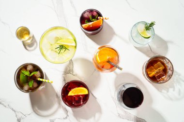 Kokteyl partisi, alkol kokteyli. Viski, margarita, Aperol spritz, Küba libre, kırmızı şarap, negroni, sangria ve jin tonik beyaz arka planda. Üst görünüm.