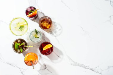 Gölgeli alkollü kokteyller. Beyaz arka planda viski, margarita, Aperol spritz, Küba libre, negroni, sangria ve Jin toniği..