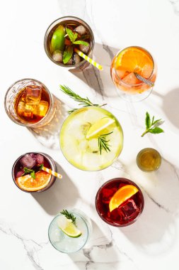 Gölgeli alkollü kokteyller. Beyaz arka planda viski, margarita, Aperol spritz, Küba libre, negroni, sangria ve Jin toniği..