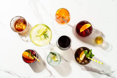 Alkol kokteyli içecekler. Beyaz arka planda viski, margarita, aperol spritz, Küba libre, negroni, sangria ve jin toniği..