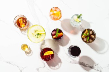 Kokteyl partisi, alkol kokteyli. Viski, margarita, Aperol spritz, Küba libre, kırmızı şarap, negroni, sangria ve jin tonik beyaz arka planda. Üst görünüm.