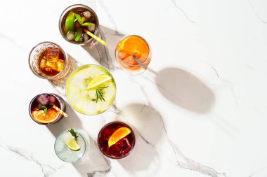 Alkol kokteyli içecekler. Beyaz arka planda viski, margarita, aperol spritz, Küba libre, negroni, sangria ve jin toniği..