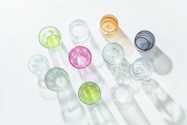 Beyaz arka plan manzaralı içki bardakları. Renkli cam..