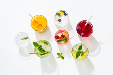 Yaz içkileri, beyaz arka planda renkli kokteyller. Limonata, mojito, ahududu limonatası, tonik ve buzlu kahve..