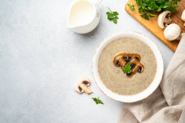 Beyaz mutfak masasında mantar çorbası püresi. Sağlıklı vejetaryen yemeği.