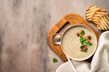 Mantar çorbası püresi kasede, kas masasının üstünde. Sağlıklı yiyecekler. Üst görünüm.