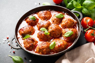 Domates soslu köfte ve fesleğen. Geleneksel İtalyan yemekleri. Resmi kapat.