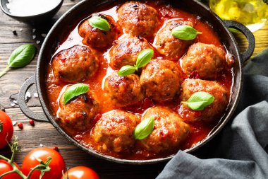 Domates soslu köfte ve fesleğen. Geleneksel İtalyan yemekleri. Resmi kapat.