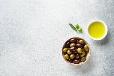 Zeytin kabı ve zeytin yağı şişesi. Yunan yemeği, İspanya yemeği, sağlıklı yağ. Tasarım için alanı olan üst görünüm.