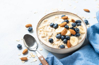 Muzlu, fındıklı ve yaban mersinli yulaf lapası..