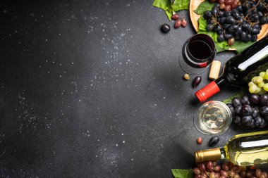 Siyah arka planda kırmızı ve beyaz şarap. Şarap bardakları, şişeler ve taze krep. Kopyalama alanı olan üst görünüm.