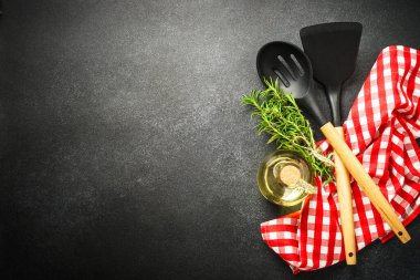 Siyahların yemek geçmişi. Taze otlar, baharatlar ve masa örtülü sebzeler. Dizayn için alanı olan düz uzandı.