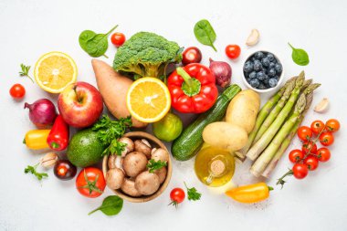 Sağlıklı yemekler, vejetaryen yemekleri, manzarası. Paprika, kuşkonmaz, domates, brokoli, elma, domates ve avokado..