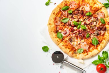Beyaz arka planda pizza. Jambonlu, salamlı ve sosisli lezzetli et pizzası. Beyaz üzerine üst görünüm.