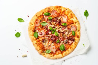 Beyaz arka planda pizza. Jambonlu, salamlı ve sosisli lezzetli et pizzası. Beyaz üzerine üst görünüm.