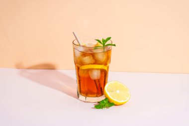 Long Island, buzlu çay, limonata. Renkli arka planda yaz içeceği.