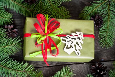 Noel hediyesi firtree dalları ile