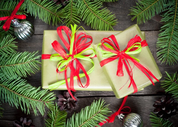 Χριστουγεννιάτικο δώρο με firtree κλάδους — Φωτογραφία Αρχείου