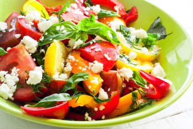 Taze sebze salatası.