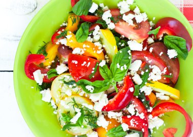 Taze sebze salatası.