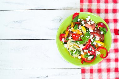 Taze sebze salatası.