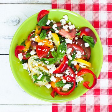 Taze sebze salatası.