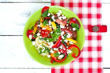 Taze sebze salatası.