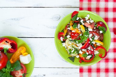 Taze sebze salatası.