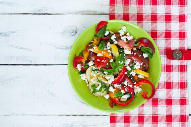 Taze sebze salatası.