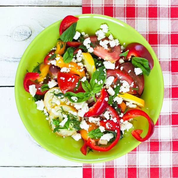 Taze sebze salatası.