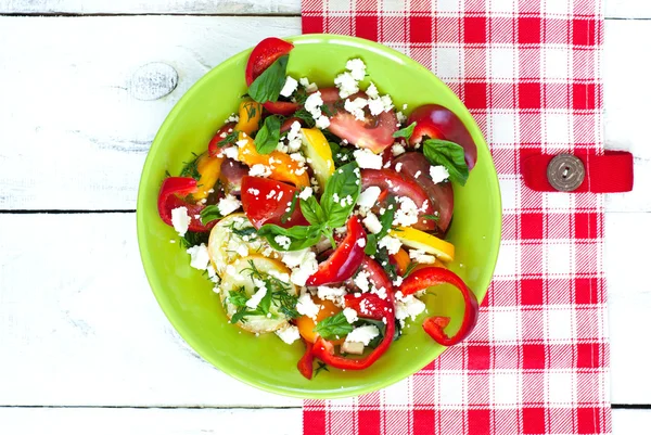 Taze sebze salatası.