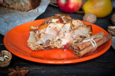 Elma, armut ve baharatlar ile pasta