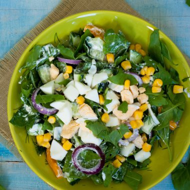 Taze yeşil salata ile kuzukulağı