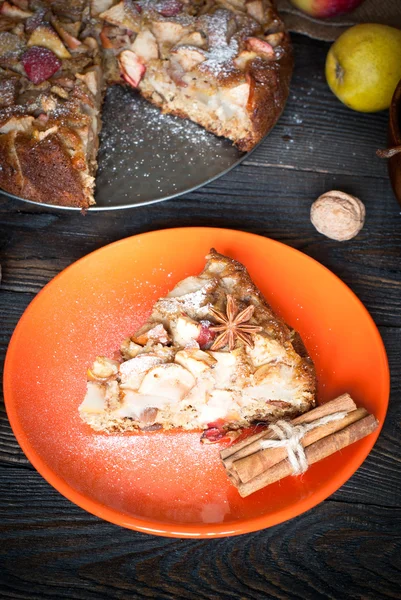 Torta con mele, pere e spezie — Foto Stock