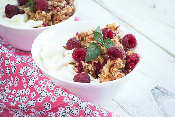 Sano spuntino - con panna acida e muesli — Foto Stock