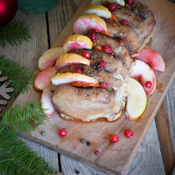 Cerdo asado con manzanas y arándanos — Foto de Stock