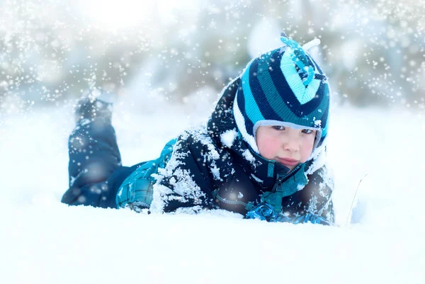 Boy v zimě venkovní — Stock fotografie