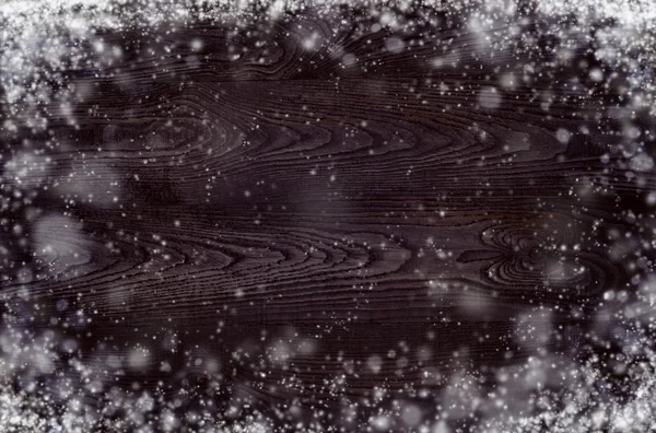 Mörkt trä bakgrund med snöflingor — Stockfoto