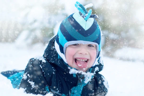 Boy in winter outdoor — Stock Photo, Image