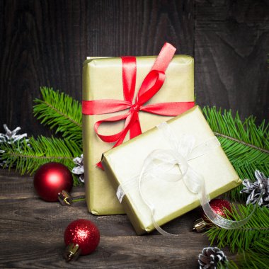 Noel hediyesi ile iki kutu