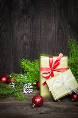 Noel hediyesi ile iki kutu