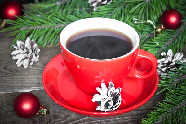 Heißer Kaffee in einer roten Tasse — Stockfoto