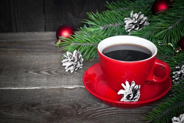 Heißer Kaffee in einer roten Tasse — Stockfoto