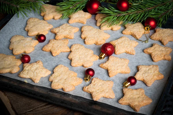 Bir fırın tepsisine Noel kurabiyeleri — Stok fotoğraf