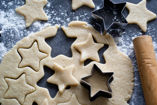 クリスマスのクッキーを焼く — ストック写真