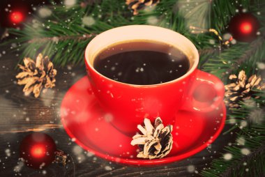 Kırmızı bir fincan sıcak kahve 